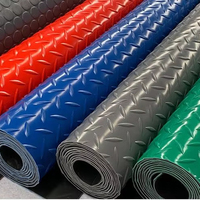 Machine d'extrusion de rouleaux de moquette PVC à double vis, ligne de production de tapis de sol en PVC avec calandreuse, moteur central