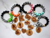 Bracelet en perles de Silicone à thème de course avec breloque en bois massif, bracelet drapeau à carreaux avec porte-clés en bois gravé