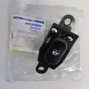 Pièces électriques et électroniques de tuning pour Hyundai Elantra Mk2 95-00, bouton de commande électrique de la vitre arrière 9358029100 9292 46-2-C-3a Fabriqué en Italie - Product Image 1