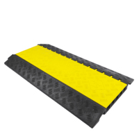 Protector de Cables Flexible de 90 cm y 5 Canales, Resistente a la Presión, de PVC y Goma, para Exteriores, Color Amarillo y Negro, para Uso en Carreteras