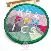Vente en gros de patchs de broderie brodés en 3D personnalisés de créateurs de mode Merrow Edge à repasser pour les vêtements