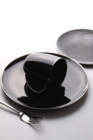 Services de vaisselle en porcelaine noire au design personnalisé avec bordure dorée, assiettes en céramique de luxe de luxe à prix bon marché
