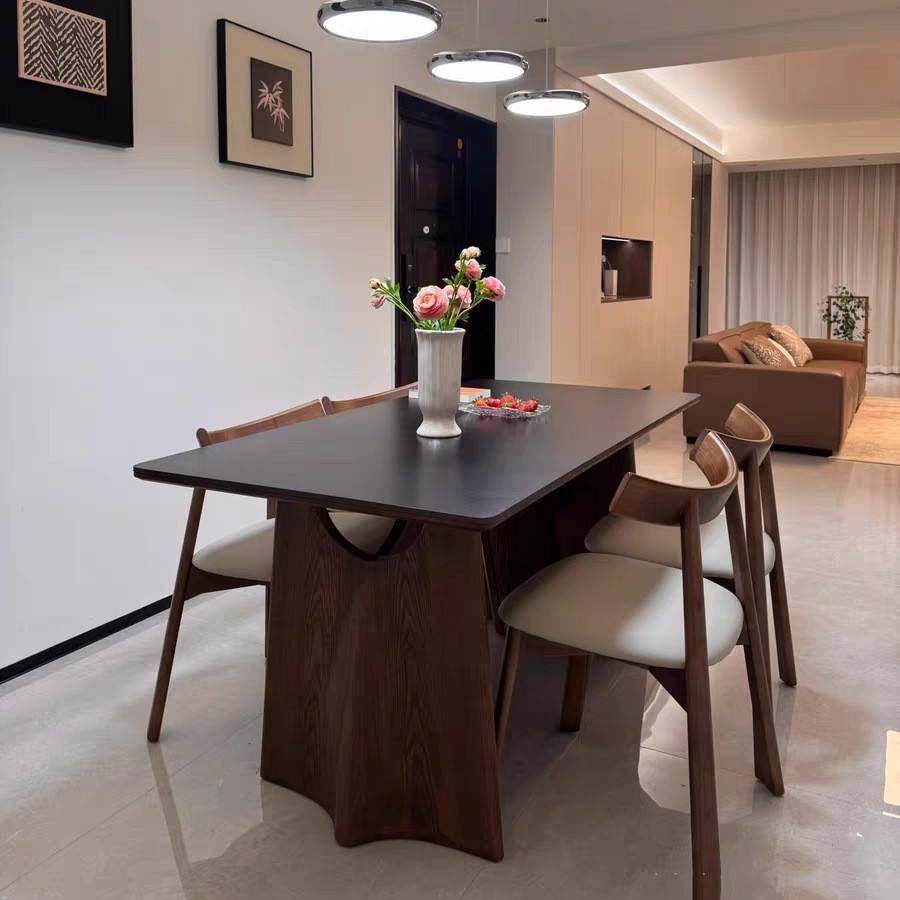 โต๊ะสีวอลนัท 1 ตัว และเก้าอี้ 4 ตัว