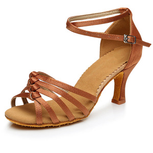 Sepatu dansa Latin profesional dewasa sepatu dansa Satin hak tinggi sedang wanita dewasa sepatu dansa pemula sol lunak hitam