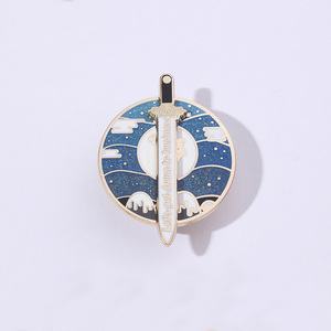 Insignia giratoria moderna chapada en oro con esmalte suave, diseño de dibujos animados, logotipo metálico brillante, serigrafiado, anime lindo - Product Image 1