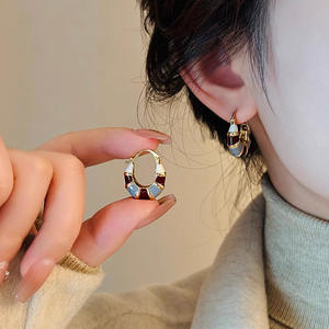 Orecchini a Cerchio E4771 in Oro, Design Geometrico Minimalista, Unisex, per Uso Quotidiano, con Incastonatura a Castone, Gioielli Raffinati - Product Image 5