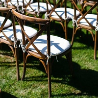 Chaise de banquet empilable en résine PP durable, imitation grain de bois, pour réceptions de mariage, chaise à dossier croisé en plastique