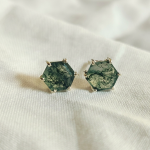 ต่างหูมอสอาเกตทรงหกเหลี่ยมสุดหรู ประดับด้วยอัญมณีธรรมชาติในทอง 14K เครื่องประดับมินิมอลสุดพิเศษสำหรับผู้หญิงและของขวัญ - Product Image 1