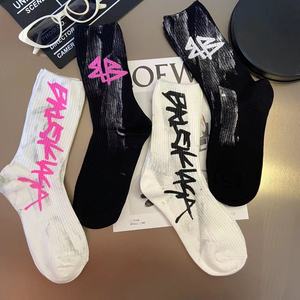 Chaussettes tendance streetwear graffiti pour femmes, mi-mollet, imprimées lettres, style délavé, pour couples, vente en gros - Product Image 2
