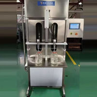 Petite machine de remplissage verticale semi-automatique par gravité Remplisseur de liqueur et d'assaisonnement de jus d'antigel contrôlé par PLC