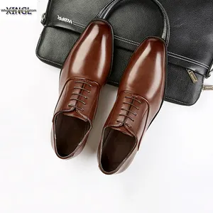 Zapatos puntiagudos para hombre, zapatos de cuero de vaca inglés, zapatos de microfibra natural de lujo de alta calidad al por mayor