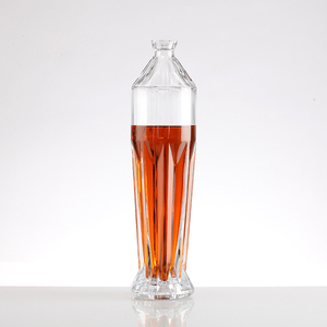 La bouteille de verre à alcool en forme de vase mince a un corps long et élégant. Il est personnalisé en usine avec un bouchon de bouteille - Product Image 2
