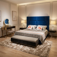 Ensemble de lit king size en velours capitonné de luxe moderne pour chambre de villa, mobilier design haut de gamme, cadre doré