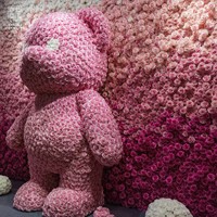 Mur de fleurs artificielles en forme de grand ours avec roses roses pour la plantation printanière, décoration de mariage