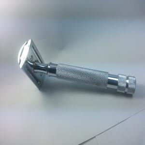 Maquinilla de afeitar clásica de doble hoja para una experiencia de afeitado sin esfuerzo - Product Image 4