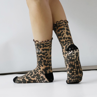 Conception personnalisée à volants Top motif léopard femmes Yoga Pilates Grip Chaussettes entraînement Ballet femmes Grip Chaussettes de sport
