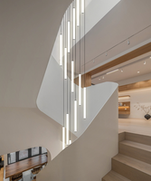 Villa Loft Duplex Escalier Hall avec Haut Plafond Lustre Suspendu à Plusieurs Étages Lampe Design Cylindrique Minimaliste Moderne