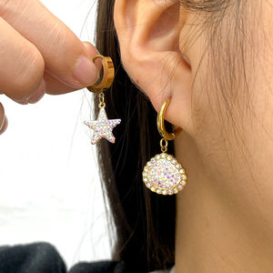 ต่างหูห้อยรูปดาวประดับเพชร ดีไซน์ทันสมัย ชุบทอง 18K บนสแตนเลสสตีล 316 สำหรับทุกเพศ - Product Image 2