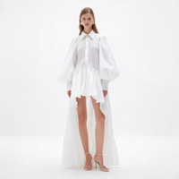 Nouvelle Robe Femme Tendance Blanche à Col Pointu, Épaules Dénudées, Manches Ballon, Boutonnée, Taille Smockée, Volants Asymétriques, Coupe Asymétrique