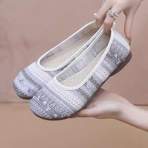 Zapatos de cabeza bordada de mujer de tela vieja de Pekín hechos a mano, suela plana sin cordones para el verano para madres mayores de mediana edad - Product Image 3