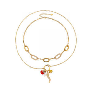 Collar de Cadena con Colgante de Circonita Cúbica con Diseño Deportivo para Mujer, Estilo Multi-accesorio, Chapado en Oro de 18k sobre Acero Inoxidable - Product Image 5