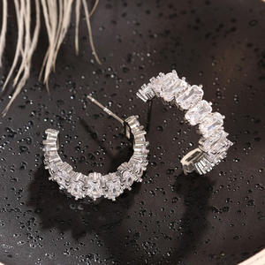 Pendientes de Aro de Oro Blanco E2453 con Cristales de Circonita, Engaste en Canal, Diseño Geométrico, Joyería de Lujo para Mujer - Product Image 4