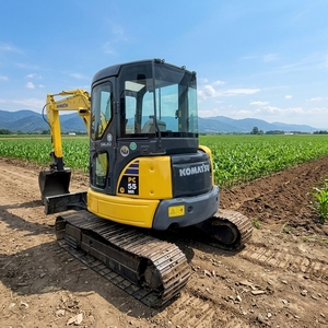 Excavatrice sur chenilles Komatsu PC55MR d'occasion, modèle 2021, équipée de roulements, prête à l'emploi immédiat pour les industries de la construction - Product Image 1