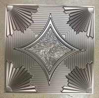 Vente en gros d'usine : Plaques de plafond en PVC gaufré 3D, Panneaux de plafond sculptés, Panneaux décoratifs pour la décoration de plafonds de bars et de KTV