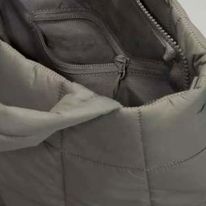 Muestra Gratis, Bolso Tote Cruzado Personalizado, Acolchado, Impermeable, con Tres Cierres, Unisex, Nueva Colección Invierno 2023 - Product Image 3