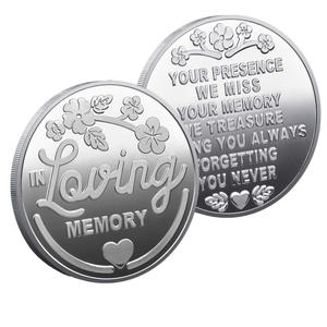 Moneda Conmemorativa <span class=keywords><strong>de</strong></span> Recuerdo en Memoria <span class=keywords><strong>de</strong></span> un Ser Querido, Artesanía en Metal, Chapada en Oro, Grabada por Ambos Lados con un Patrón Floral <span class=keywords><strong>de</strong></span> Corazón - Product Image 4