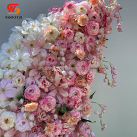 Fond de scène floral artificiel élégant et lisse, fleurs roses et violettes, dégradé de papillons pour Quinceañera et anniversaire
