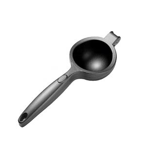 เครื่องคั้นน้ำผลไม้แบบแมนนวล โลโก้สั่งทำได้ ผลิตจากโลหะผสมสังกะสีแข็งแรงทนทาน คั้นมะนาว คั้นมะกรูด สำหรับครัว บาร์ ปาร์ตี้ ขายส่ง - Product Image 1