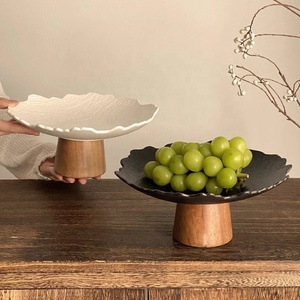 Assiettes créatives en céramique à bord irrégulier Base en bois Bols à collation décoratifs pour table Assiette à dessert pour gâteau et fruits - Product Image 5