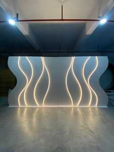 Perlengkapan Pesta Profesional Terbaru, Dekorasi Panggung 3D PVC Bentuk Gelombang Putih Modern untuk Pernikahan dengan Lampu LED - Product Image 4