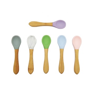 Cuillère et fourchette pour tout-petits en silicone de qualité alimentaire avec manche en bois, couleur personnalisée OEM, matériau résistant à la chaleur, cuillères à long manche - Product Image 2