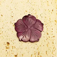 Pendentif Fleur de Plumeria Sculpté à la Main en Nacre Naturelle 46mm, Peinture Violette, Breloques Élégantes en Coquillage pour Bijoux DIY (Terre Ferme)