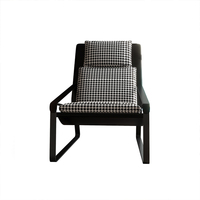 Fauteuil lounge rembourré en tissu pied-de-poule avec structure métallique élégante pour usage domestique