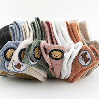 Vente en gros d'usine : Chaussettes basses pour femmes avec broderie de dessins animés mignons, chaussettes amusantes et tendance pour femmes