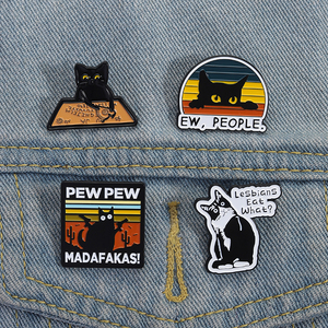 Pew Pew Madafakas Emaille-Pin, Lustige Katze mit Pistole, Witzige Brosche, Anstecknadel, Schmuck, Geschenke für Freundinnen - Product Image 1