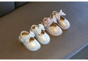 Chaussures pour petite fille rétro en cuir blanc avec nœud et perles, modèle printemps-automne, vente en gros - Product Image 4