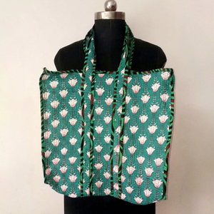 Sac fourre-tout élégant en coton matelassé vert avec imprimé floral bleu fait main, sac à main décontracté ouvert pour le shopping, réutilisable - Product Image 1