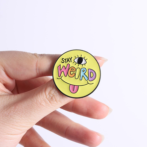 เข็มกลัดเคลือบ Born Weird Stay Weird 0 ฉันต้องพูดอย่างแปลก ๆ หรือจะตาย ต้องเสียชีวิต ของที่ระลึกแบบย้อนยุคสำหรับติดกระเป๋าเป้สะพายหลังหรือปกเสื้อ - Product Image 3