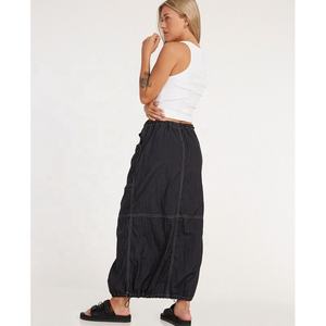 <span class=keywords><strong>Jupe</strong></span> cargo longue maxi ample noire en <span class=keywords><strong>parachute</strong></span> légère pour femmes sur mesure - Product Image 4