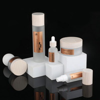 Ensemble d'emballages en verre dépoli en gros, compte-gouttes à capuchon en bois pour sérum, vaporisateur de toner et pot de crème pour le visage