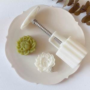 Molde para Mini Mooncakes con Forma de Flor de Lis, Hoja Verde, para Pastel de Frijol Mungo, Plástico Ecológico, Desechable, Apto para Lavavajillas y Horno - Product Image 1