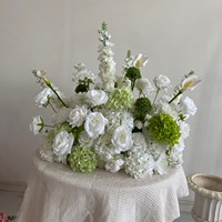 Centres de table artificiels en gros : roses blanches, hortensias, verdure, chemin de table fleuri, fleurs de mariage, décoration intérieure