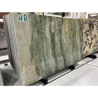 Carrelage poli en pierre naturelle vert clair de quartzite émeraude brésilienne pour la décoration de luxe moderne de la cuisine et de la salle de bain