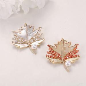 Broches de mode luxe léger, design de niche, nouveau modèle personnalisé, feuille, fleur de poitrine et perle d'eau douce, accessoires vestimentaires - Product Image 1