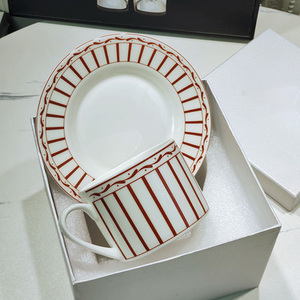 Juego de Vajilla de Cerámica de Lujo Nórdico de 4 Piezas con Línea Roja, Más Vendido, con Caja de Regalo - Product Image 5