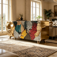 Buffet en fibre de verre multicolore style patchwork artistique avec sculpture faciale 3D et pieds coniques dorés pour la décoration de salle à manger de villa